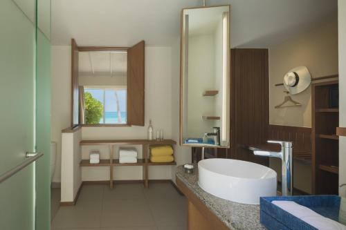 Koupelna v ubytování Centara Ras Fushi Resort & Spa Maldives - 50 percent discount on transfers for min 4 nights stay and more, valid for reservations between 11th Feb till 22 Dec 2025