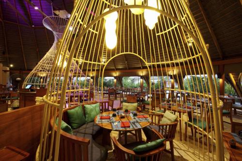 Restaurace v ubytování Centara Ras Fushi Resort & Spa Maldives - 50 percent discount on transfers for min 4 nights stay and more, valid for reservations between 11th Feb till 22 Dec 2025
