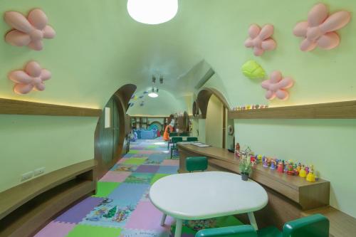 a waiting room with a table and flowers on the wall at Centara Life Maris Resort Jomtien in Jomtien Beach