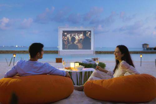 Hosté ubytování Centara Ras Fushi Resort & Spa Maldives - 50 percent discount on transfers for min 4 nights stay and more, valid for reservations between 11th Feb till 22 Dec 2025