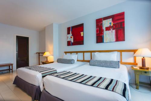Ένα ή περισσότερα κρεβάτια σε δωμάτιο στο Waterfront Suites Phuket by Centara