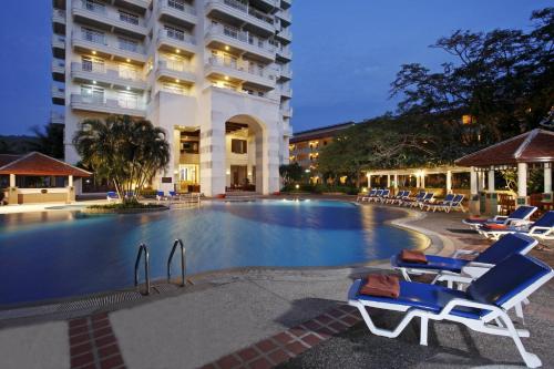Piscina de la sau aproape de Waterfront Suites Phuket by Centara