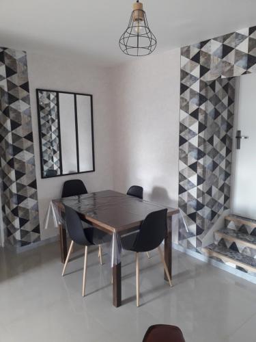 une salle à manger avec une table et des chaises en bois dans l'établissement Gîte du Moulin Béchereau, à Mer
