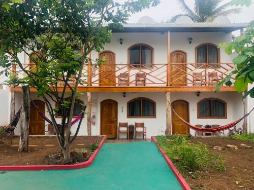 uma casa com uma varanda em frente em Hostal White House Galapagos em Puerto Ayora