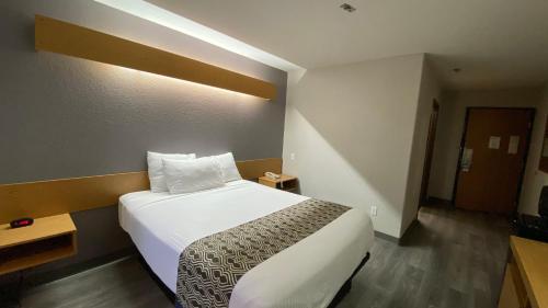 Un ou plusieurs lits dans un hébergement de l'établissement Microtel Inn & Suites by Wyndham Ardmore