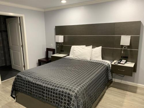 Кровать или кровати в номере Mirage Inn & Suites