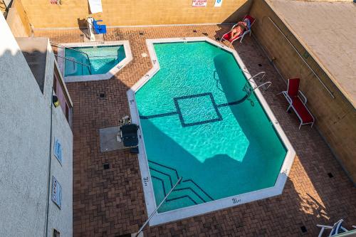 an overhead view of an empty swimming pool at Hyland Inn near Pasadena Civic Center in Pasadena