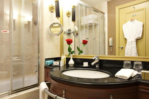 Bilik mandi di InterContinental Almaty by IHG