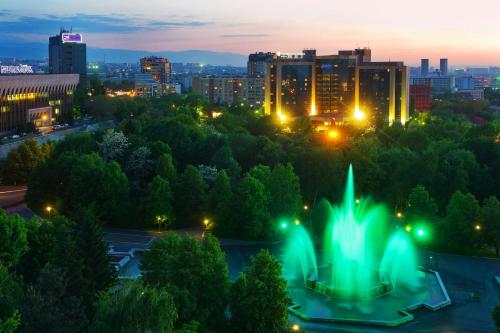 Pemandangan umum bagi Almaty atau pemandangan bandar yang diambil dari hotel
