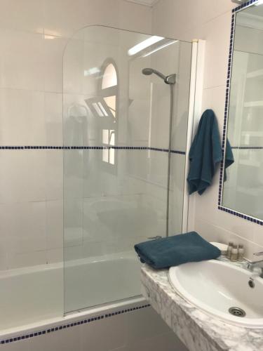 W łazience znajduje się szklana kabina prysznicowa i umywalka. w obiekcie Apartament J&P CostaCalma w mieście Costa Calma