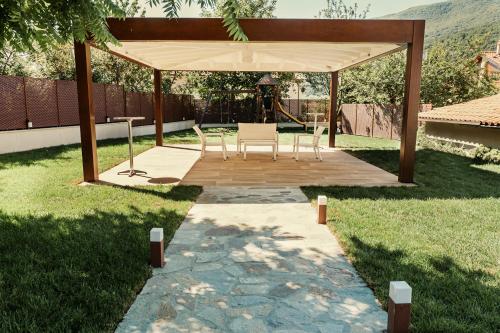 Un jardín fuera de Hotel Degli Olmi