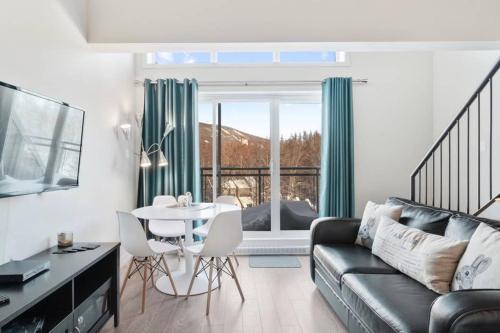 ボープレにあるINITIAL - FOREST FRIENDS - Mont-Sainte-Anneのソファとテーブルのあるリビングルーム