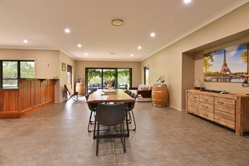 התרשים של Hunter Valley Vineyard Large Family Farm Houses - Ironstone Estate Lovedale