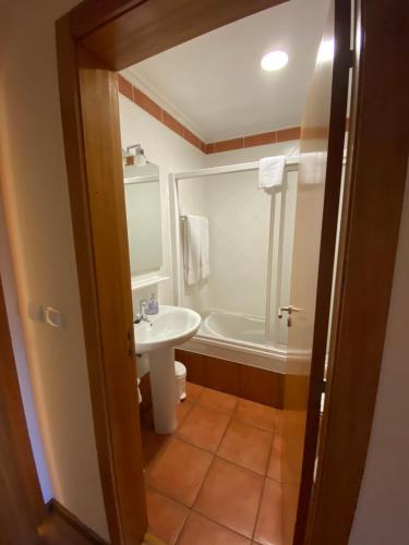 y baño con lavabo, aseo y bañera. en Casa Santa Catarina en Montalegre