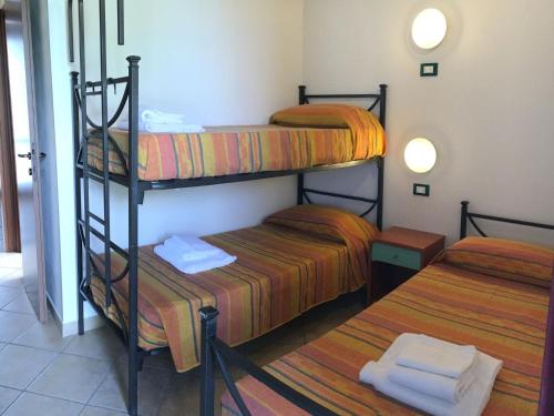 リド・ディ・スピーナにあるCaliente Cinqueの二段ベッド2組が備わる客室です。