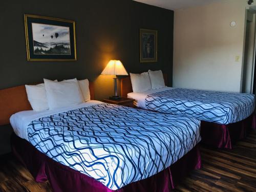 Tempat tidur dalam kamar di Bear Mount Inn & Suites