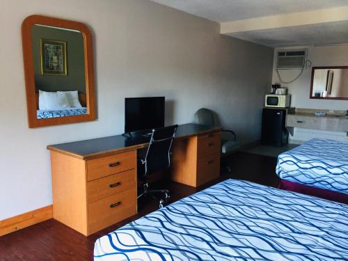TV a/nebo společenská místnost v ubytování Bear Mount Inn & Suites