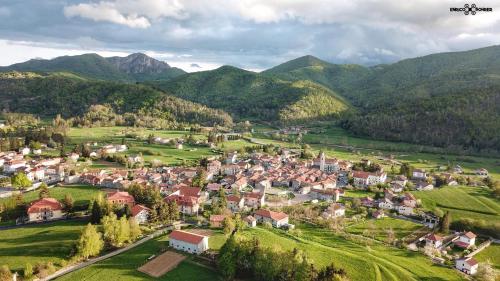 una vista aérea de un pequeño pueblo en las montañas en Kalimera, en Bardineto