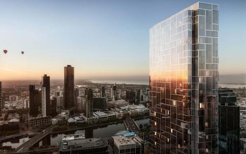un montage d'un grand bâtiment en verre dans une ville dans l'établissement Collins House Apartments by CLLIX, à Melbourne