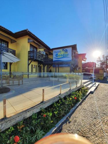 ein Gebäude mit einem Schild für ein Fischrestaurant in der Unterkunft Pousada do Bosque in Rio das Ostras