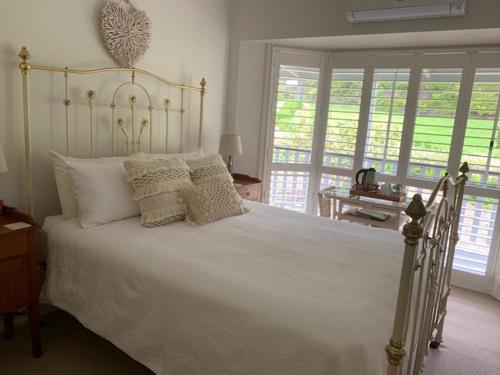
A bed or beds in a room at Avocado Grove BnB
