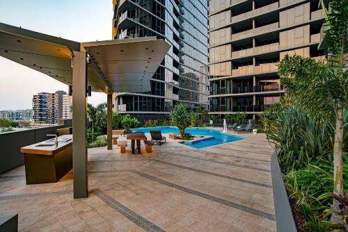 Бассейн в Brisbane One Apartments by CLLIX или поблизости