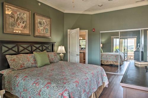 Un pat sau paturi într-o cameră la Branson Condo with Table Rock Lake Views, Near Strip