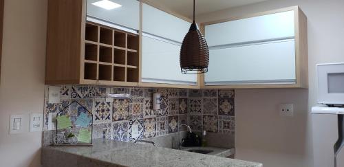 a kitchen with a sink and a window at Flat Vista Azul - Pedra Azul ES in Pedra Azul