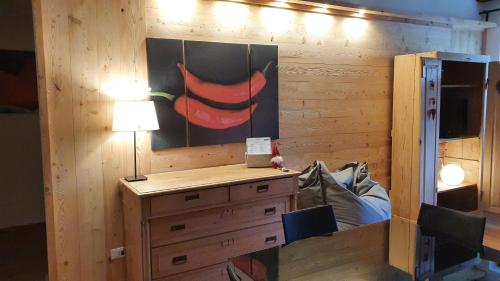 a bedroom with a desk and a painting of a mouth at Aqua Apartments Spa Housemuhlbach in Sappada