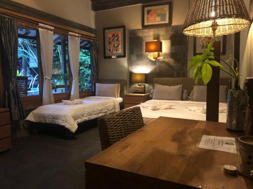 Кровать или кровати в номере Astuti Gallery Homestay