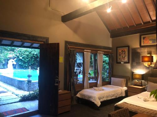 Кровать или кровати в номере Astuti Gallery Homestay