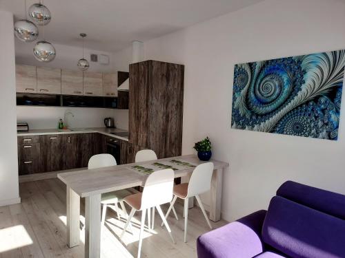 Кухня или мини-кухня в Apartamenty Przy Latarni Kropla Bałtyku

