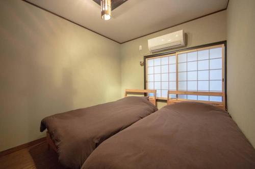 En eller flere senge i et værelse på Ichiyo-an