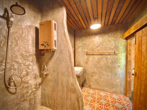 W łazience znajduje się prysznic, umywalka i prysznic. w obiekcie Kirina w mieście Pai