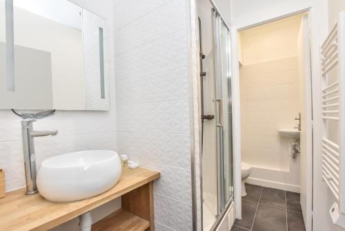 une salle de bain avec un lavabo et une douche dans l'établissement Cosy apartment - Buttes aux Cailles, à Paris