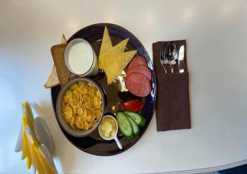ein Teller mit verschiedenen Lebensmitteln auf einem Tisch in der Unterkunft Boutique Hotel Kaspi in Temirtaū