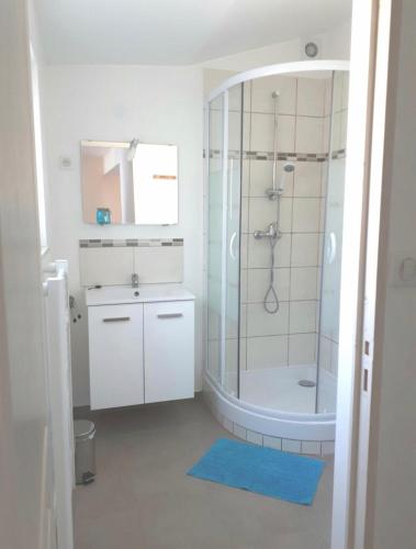 une salle de bain avec douche et lavabo dans l'établissement L'Ilot, à Fécamp