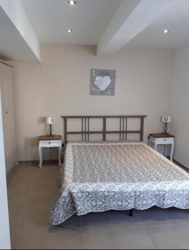 - une chambre avec un grand lit et 2 tables dans l'établissement L'Ilot, à Fécamp