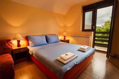 Un pat sau paturi într-o cameră la Apartments Mery