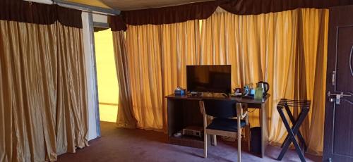En tv och/eller ett underhållningssystem på Matha Forest Resort - A unit of Pearltree Hotels and Resorts Private Limited