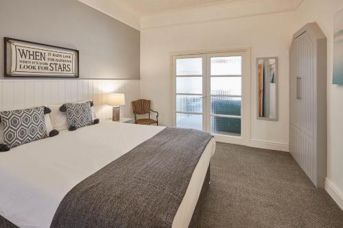 A bed or beds in a room at Host & Stay - Glencoe Apartments 