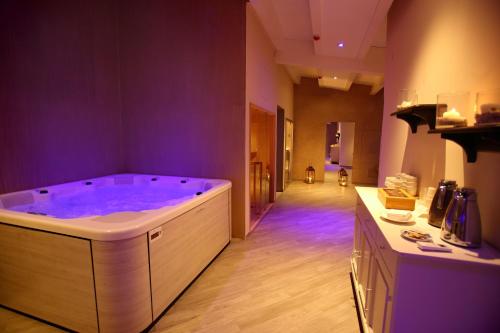 a large bathroom with a large hot tub at Hotel La Rosa Dei Venti in Campogrande