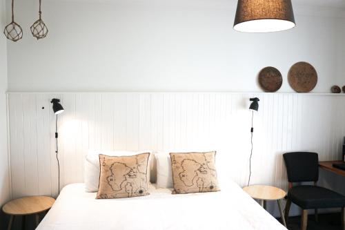 1 dormitorio con 1 cama blanca y 2 almohadas en Cape Otway Lightstation en Cape Otway