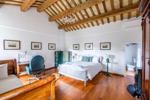- une chambre avec un lit et une chaise dans l'établissement Casa Pimpotta, à Ravenne