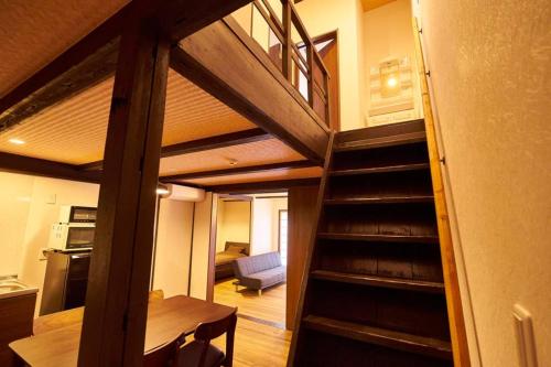 京都市にあるKuromon Houseのリビングルーム付きの家の階段