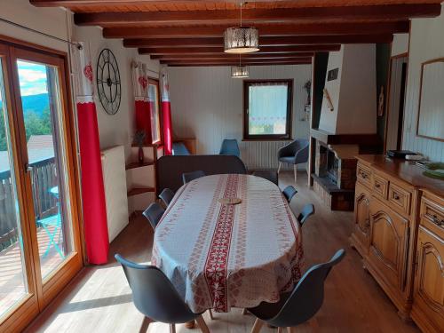 une salle à manger avec une table et des chaises dans une pièce dans l'établissement Chalet Les Chardons, à Gérardmer
