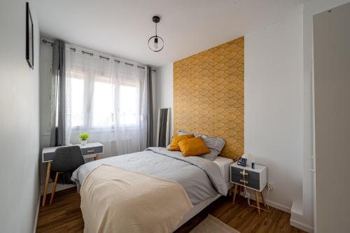 una camera con letto e testiera gialla di Le Grand Drancy - 3 chambres - tout équipé a Drancy