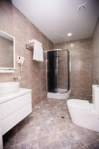 Koupelna v ubytování Maricel Astara Resort Hotel