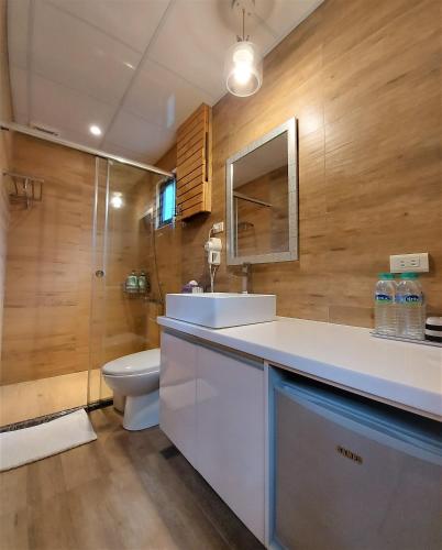 a bathroom with a sink and a toilet at Dosun B&B in Jiufen