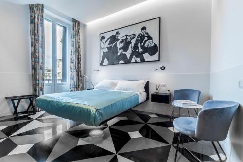 1 dormitorio con 1 cama y 2 sillas en V-Accommodation IV Fontane, en Roma